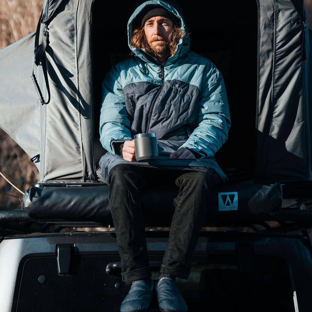 VOITED Premium Slumber Jacket for Camping, Vanlife & Indoor - Arcticblue / Graphite / Dustysand