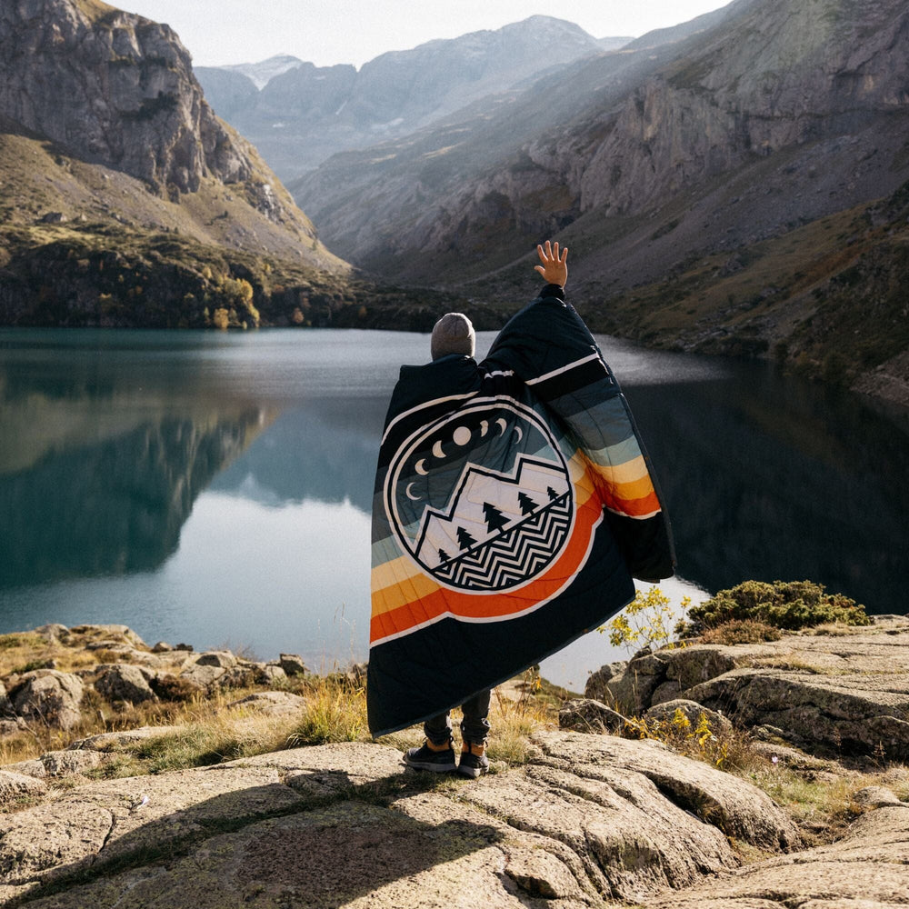 VOITED Fleece Outdoor Camping Blanket - Camp Vibes / Greengabel